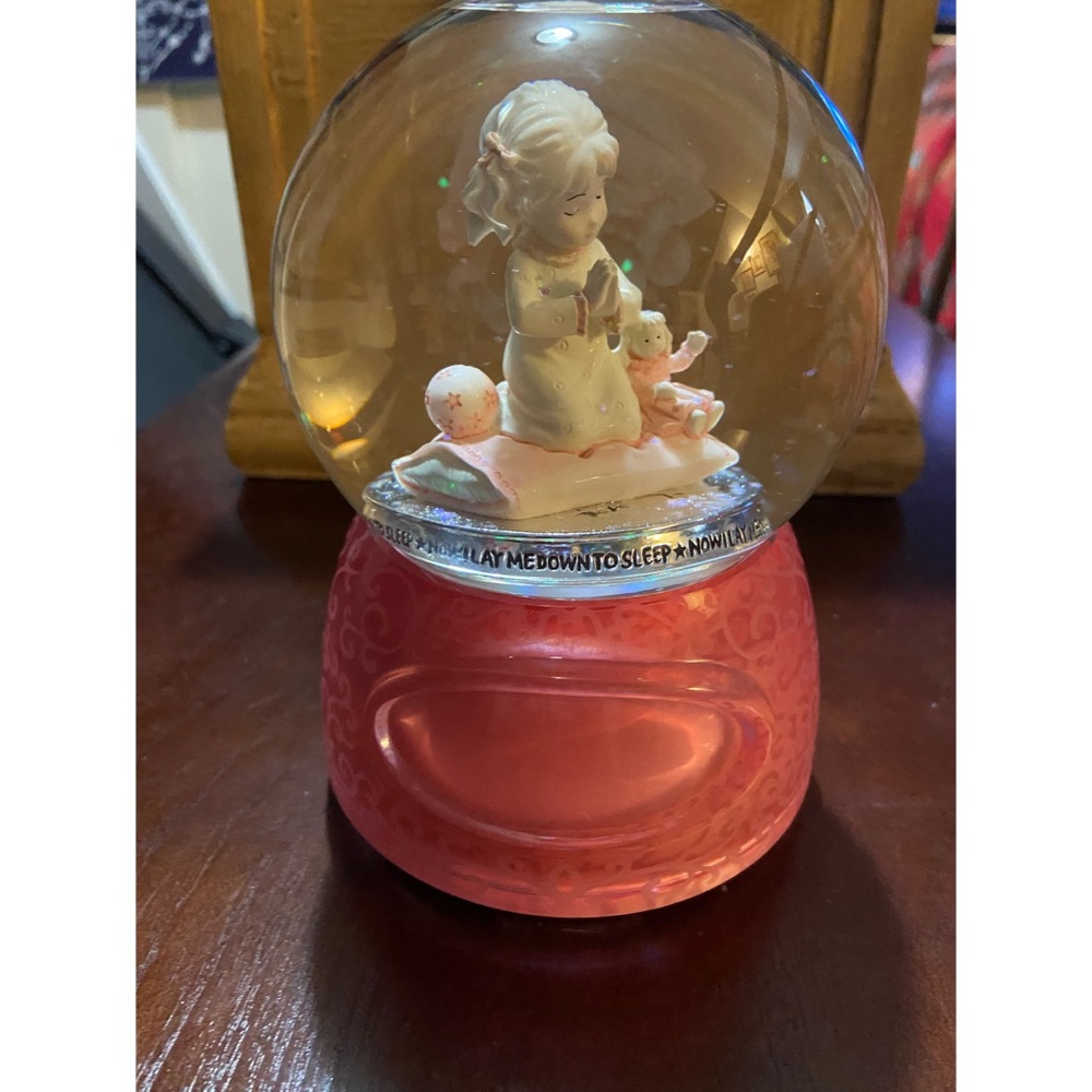 TR Musical Snow Globe